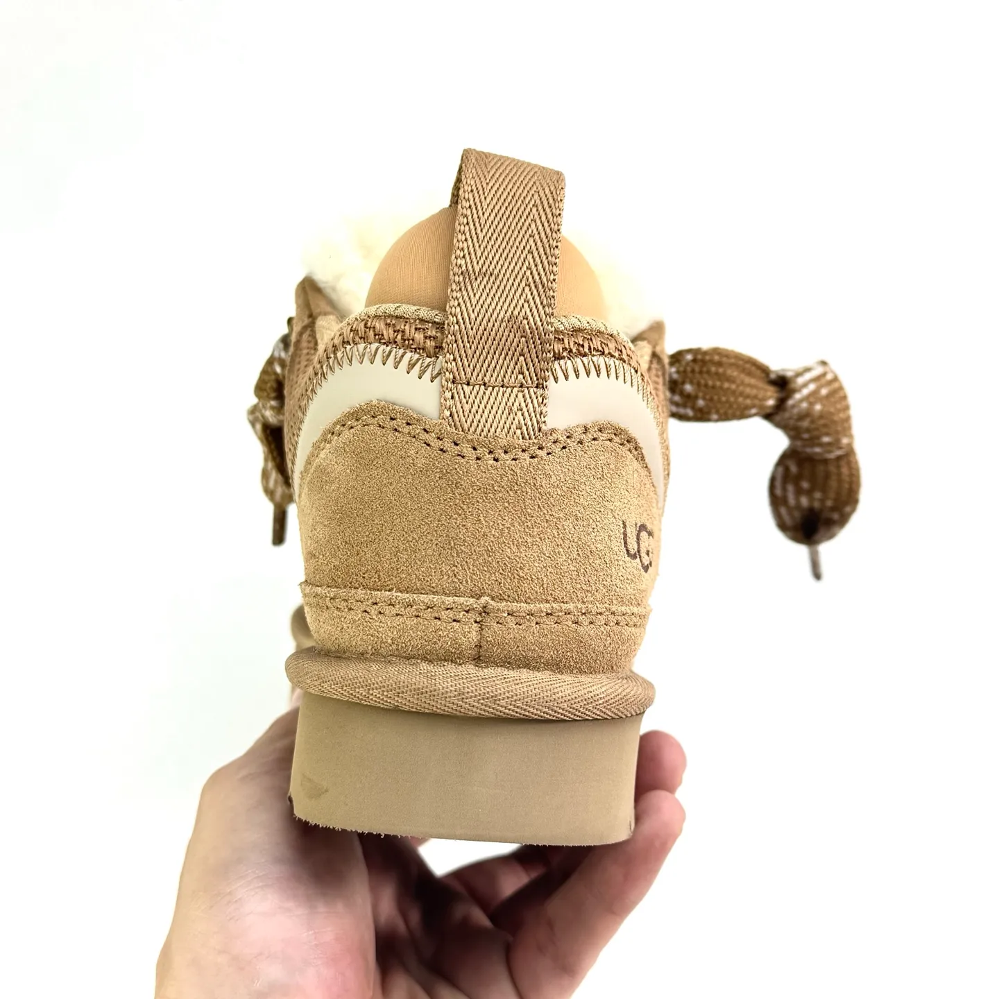 Local 💰600 supports stocking. Platform operation #UGG｜Low top 4032 Mel casual shoes, upper design, recycled ballistic canvas mesh, high-quality suede upper, two-color flat shoelaces. The inner material of the shoe is made of Longfeng sheep fur. The fur lining keeps warm and locks in temperature. The sole material is comfortable Treadlite by #UGG #EVA. Light wing outsole. Size: 35 36 37 38 39 40